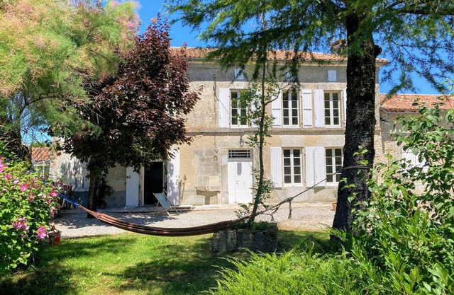 Charentais house in the heart of the vineyards