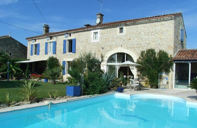 Charentaise house with character, Charente river 150 metres away
