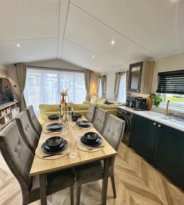 Charles Alexander Short Stay - The Little Lytham Lodge