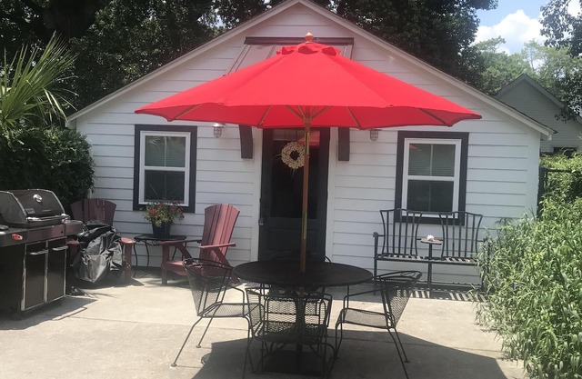 Charleston Studio Cottage minutes from Historic Downtown with offstreet parking