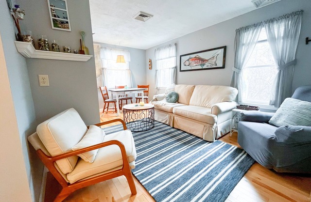 Charlestown Beach, 2BR Cozy Cottage, Screened porch, 3 min drive to Beach!