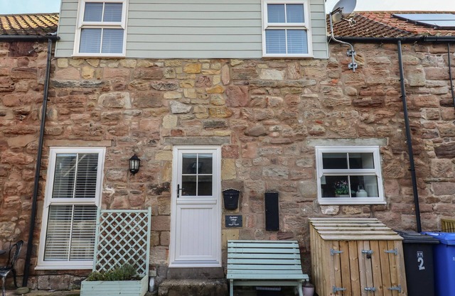 CHARLOTTE'S COTTAGE, pet friendly, with open fire in Seahouses