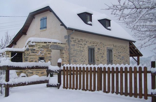 CHARM & QUIET AT THE FOOT OF PYRENEES * QUIET INDEPENDENT GÎTE