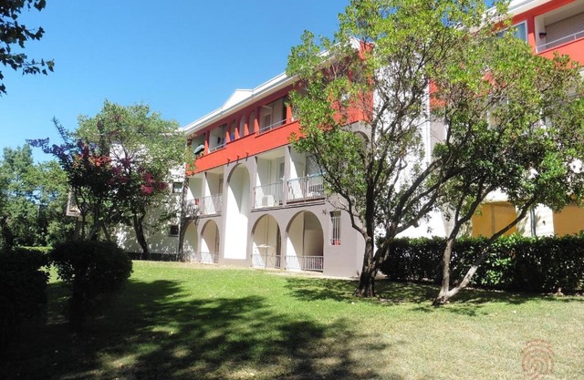 Charmant appartement avec terrasse, parking gratuit et animaux acceptés, proche des thermes à Lamalou - FR-1-451-89