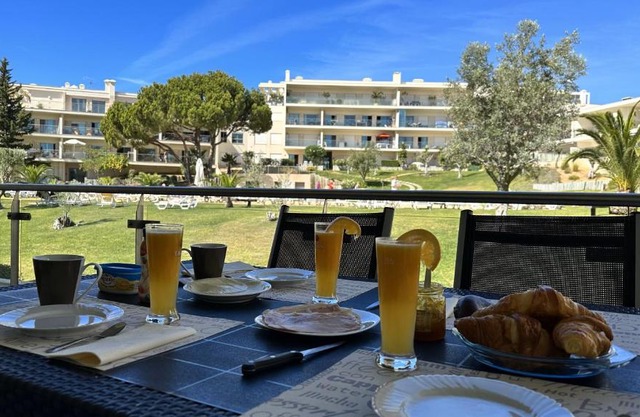 Charmant appartement, calme avec vue piscine, 1km de la plage, Olhos de Agua