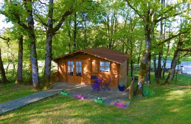Charmant chalet en bois équipé confortablement