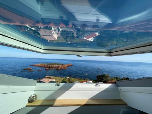Charmant petit appartement vue mer et corniche Esterel