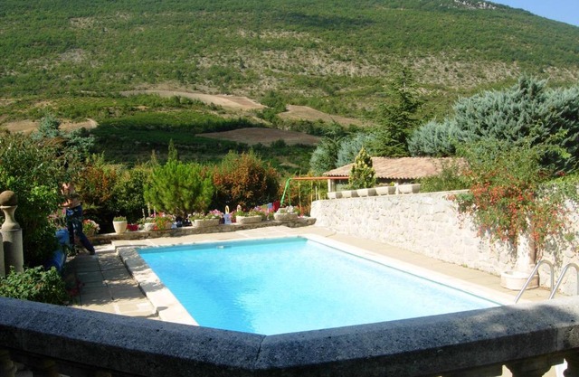 Charmante maison de vacances à La Roche-sur-le-Buis avec piscine