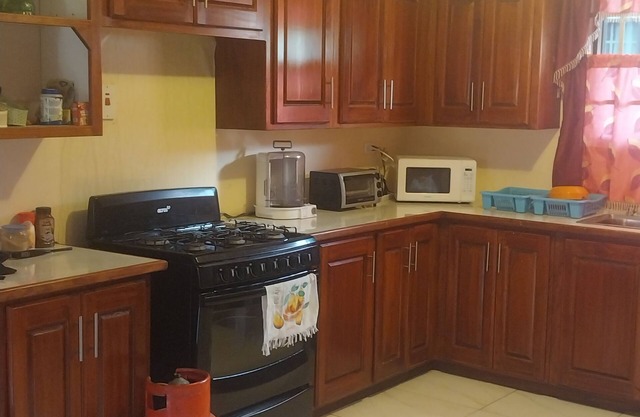 Charming 1-bedroom house with AC, WiFi in peaceful St. Helena Village Piarco
