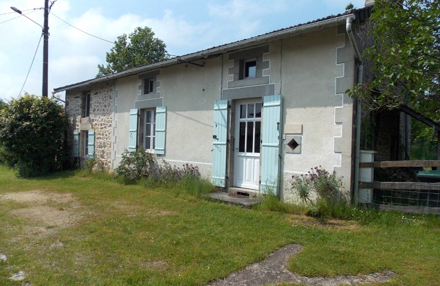 Charming stone cottage in peaceful location with pool