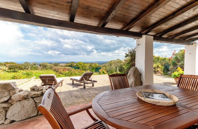 Charming "Villa Vista Mare Santa Teresa" in the Green with Sea View, Garden & Terrace