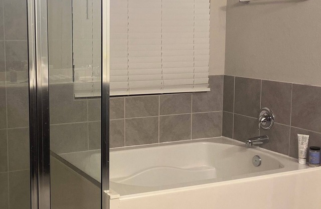 Charming 1-BD Master Ste w/in an amazing park subdivision in Missouri City