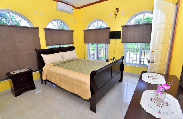 Charming 1-bedroom in iconic Montego Bay with WiFi, AC