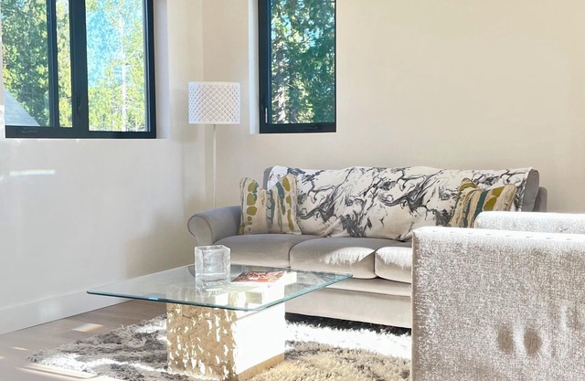 Charming 1-bedroom apartment in Roberts Creek with WiFi.