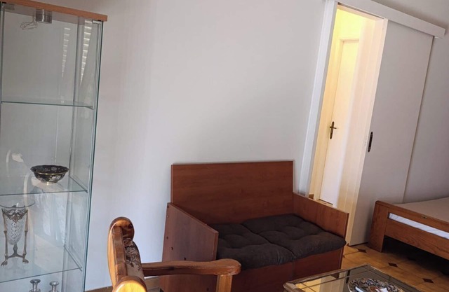 Charming 1-bedroom 2 Sofa Twin bed with WiFi, AC in enchanting Artemis
