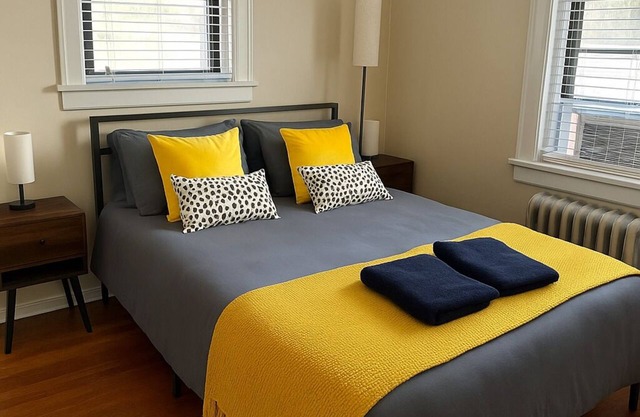Charming 1-bedroom apt walk to Train and DownTown area with WiFi, AC