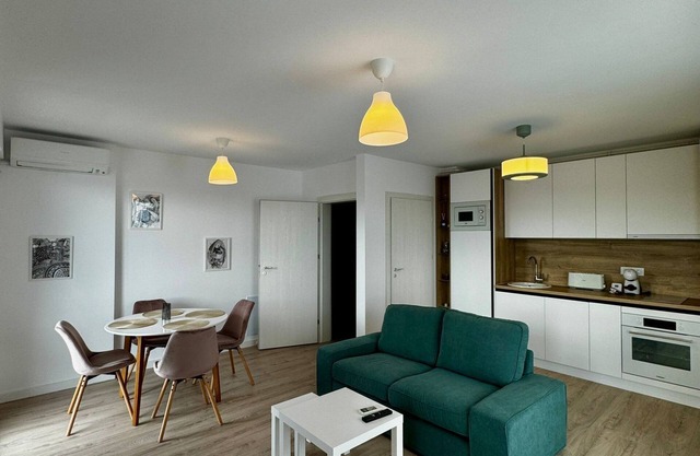 Charming 1-bedroom apartment in serene Ploiesti with WiFi, AC