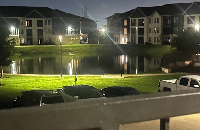 Charming 1-bedroom apartment in Baytown with lake views , fitness room, WiFi