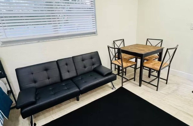 Charming 1-bedroom apartment with WiFi, AC in pleasant Tampa