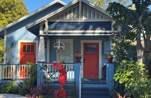 Charming 1-bedroom cottage w/pool, WiFi/AC and minutes from Fort Myers downtown.