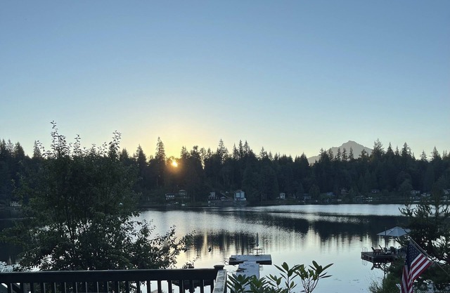 Charming 1 bedroom cabin on Lake Bosworth. Close to historic downtown Snohomish