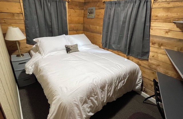 Charming 1-bedroom cabin in welcoming Houston with WiFi