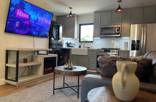 Charming 1-Bedroom Guest House Near NRG with a Level 2 Fast EV Charger