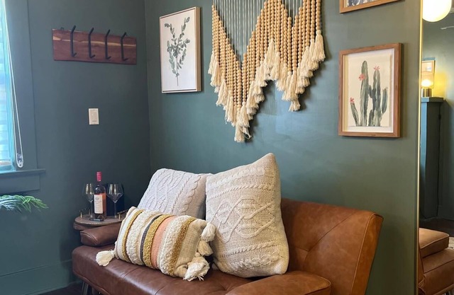 Charming 1-bedroom house with WiFi and AC in Pomona