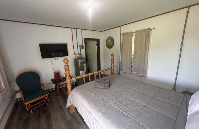 Charming 1-bedroom in roadside motel in Copperhill with bar & grill on-site