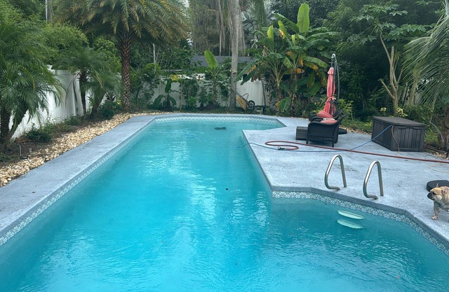 Charming 1-bedroom in Tampa with WiFi, Pool, Fitness, and walkable to Lake Park