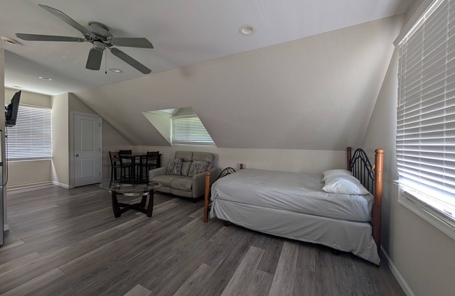 Charming 1-Bedroom, Pet Friendly, Apartment WiFi, AC in a Great Location!