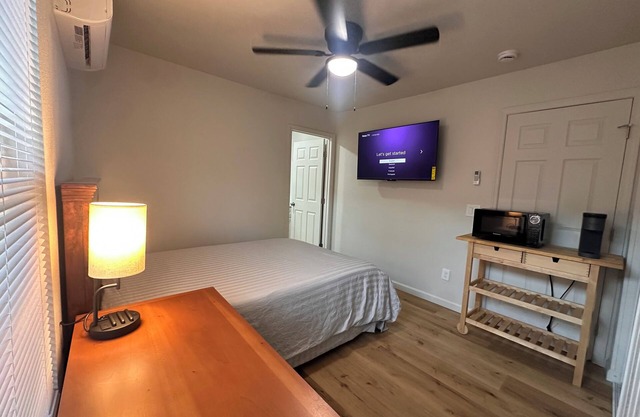 Charming 1-bedroom room in lovely Modesto with AC, WiFi with private entrance