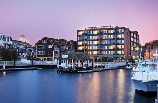 Charming 1-bedroom unit with kitchenette in the heart of Newport on the marina!