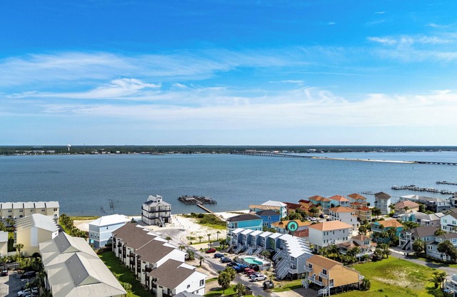 Charming 1-BR townhome on Navarre Beach with pool, AC, kitchen, and free parking