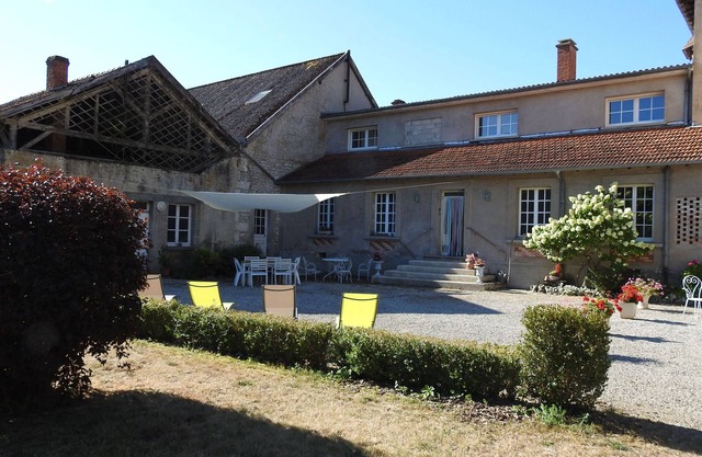 Charming 10-Person Cottage with Private Park and BBQ Area Near Joinville