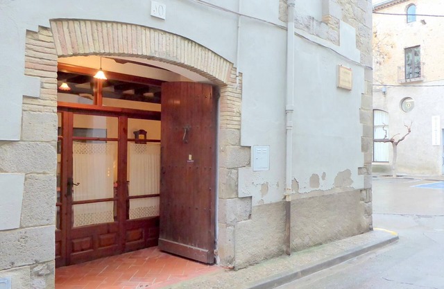 Charming 17th Century Restored Stone House, 4 Bedrooms, WiFi, Near Natural Parks & Beaches