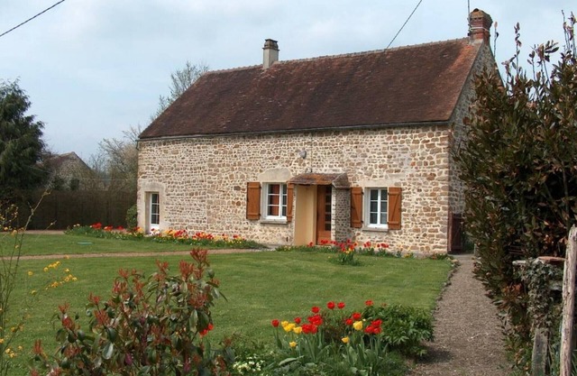Charming 17th-Century Cottage, Gardens, WIFI, Near Sassy Castle & Vrigny Pond