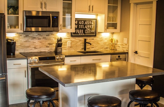 Charming 1BR Ski Getaway - Walk to Lifts - Canyons Village, Park City Resort