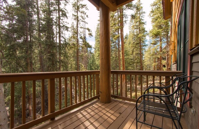 Charming 1BR Trappers Crossing in East Keystone - shuttle service & hot tub!