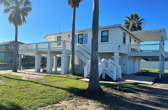 Charming 2-bedroom house with boat slip, WiFi, AC in welcoming Bolivar Peninsula