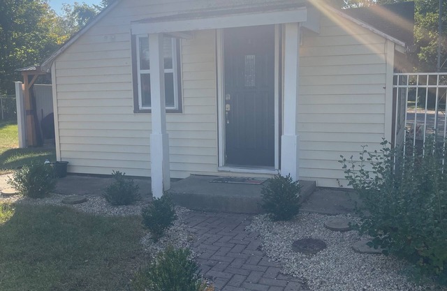 Charming 2-bed bungalow 2 bed 1 bath house fenced yard washer and dryer private