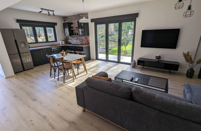 Charming 2-bedroom house in lovely Dubrovnik area with AC