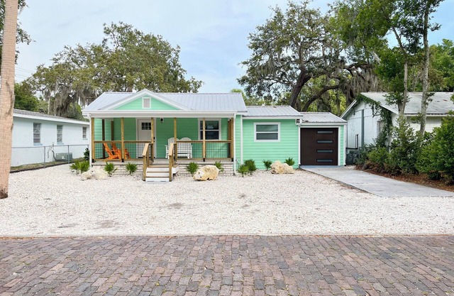 Charming 2-bedroom house with AC and WiFi in beautiful Tarpon Springs