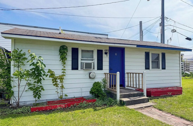 Charming 2-bedroom pet friendly cottage, right by ferry in Mackinaw City.