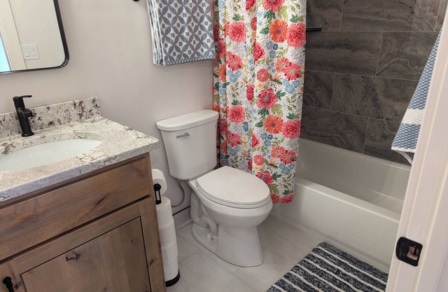 Charming 2-bedroom apartment with WiFi , AC and Heating in serene Enterprise