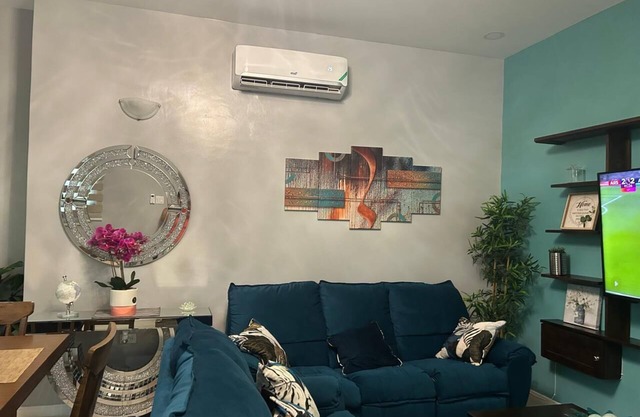 Charming 2-bedroom apartment with pool, AC, parking and WiFi in Kingston