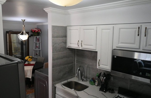 Charming 2-bedroom apartment in Brooklyn. Close to Gateway Mall & 10 min to JFK.