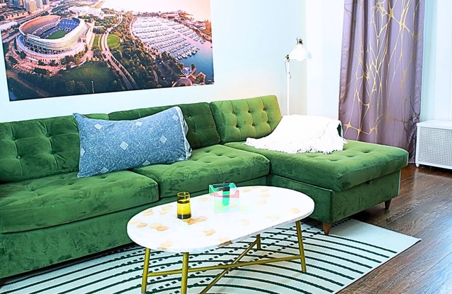 Charming 2-bedroom apartment in Oak Park with WiFi access