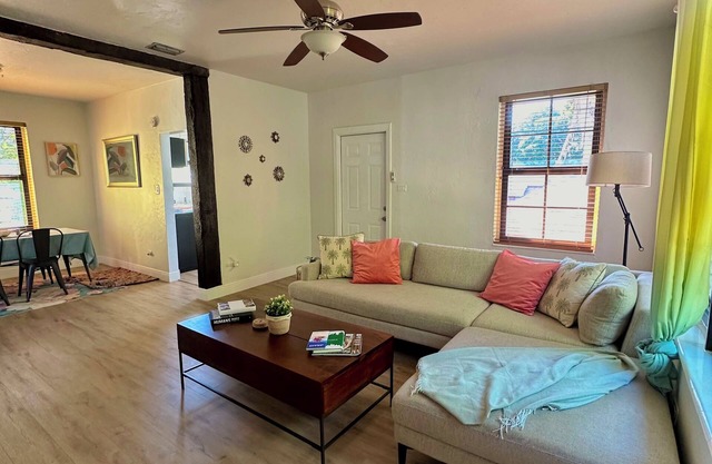 Charming 2-bedroom apartment 1 block away from the Design District!