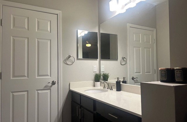 Charming 2-Bedroom Apt with WiFi & Fitness Room, Near Truist Park in Metro ATL